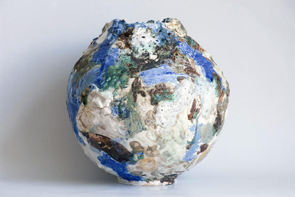 céramique cuite en forme de jarre représentant la terre