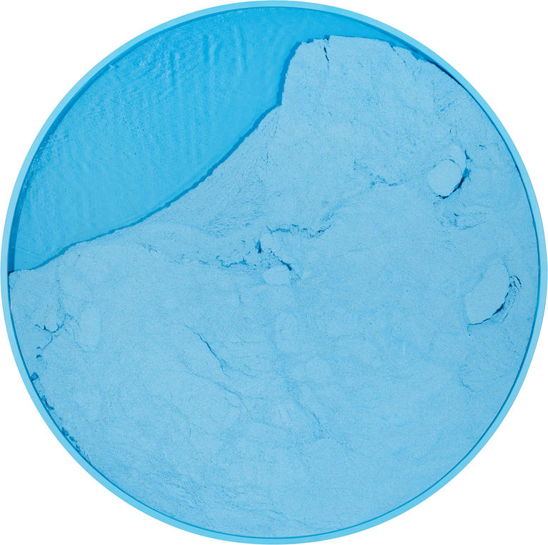 Manuel Mérida, Bleu d'Orient, 2020, pigments, bois peint, verre, moteur, diamètre 80 cm. Courtesy Espace Meyer Zafra & Artist