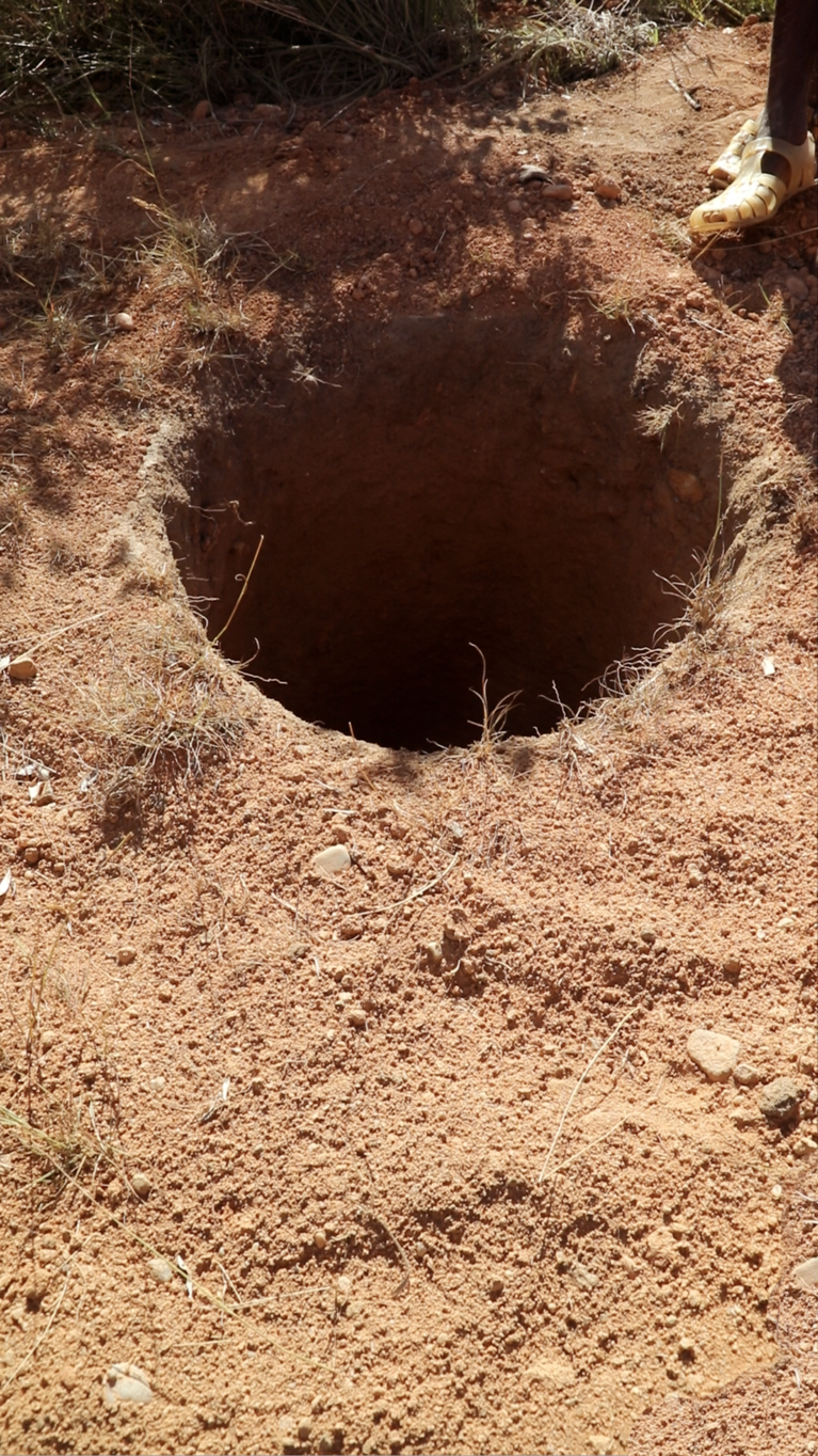 photo d'un trou rond creusé dans la terre