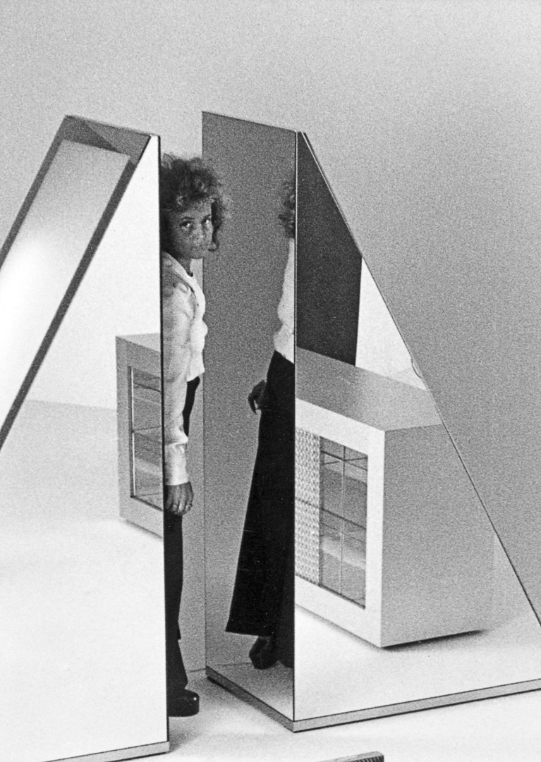 Nanda Vigo devant son oeuvre Trigger of the space, 1974