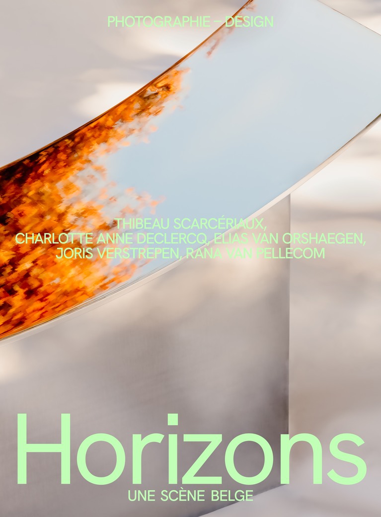 affiche de l'exposition "Horizons" de la galerie Sinople qui présente un banc en métal où un paysage arboré se reflète sur l'assise
