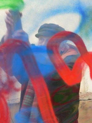 Performance de Yona Friedman sur le site du Musée des Graffiti 