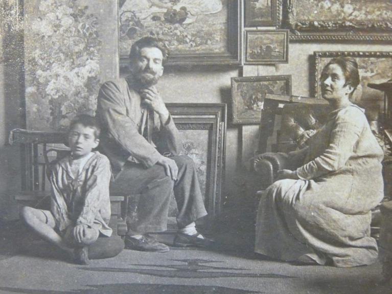 Claudius Denis dans son atelier, avec sa femme Elise et un de ses fils