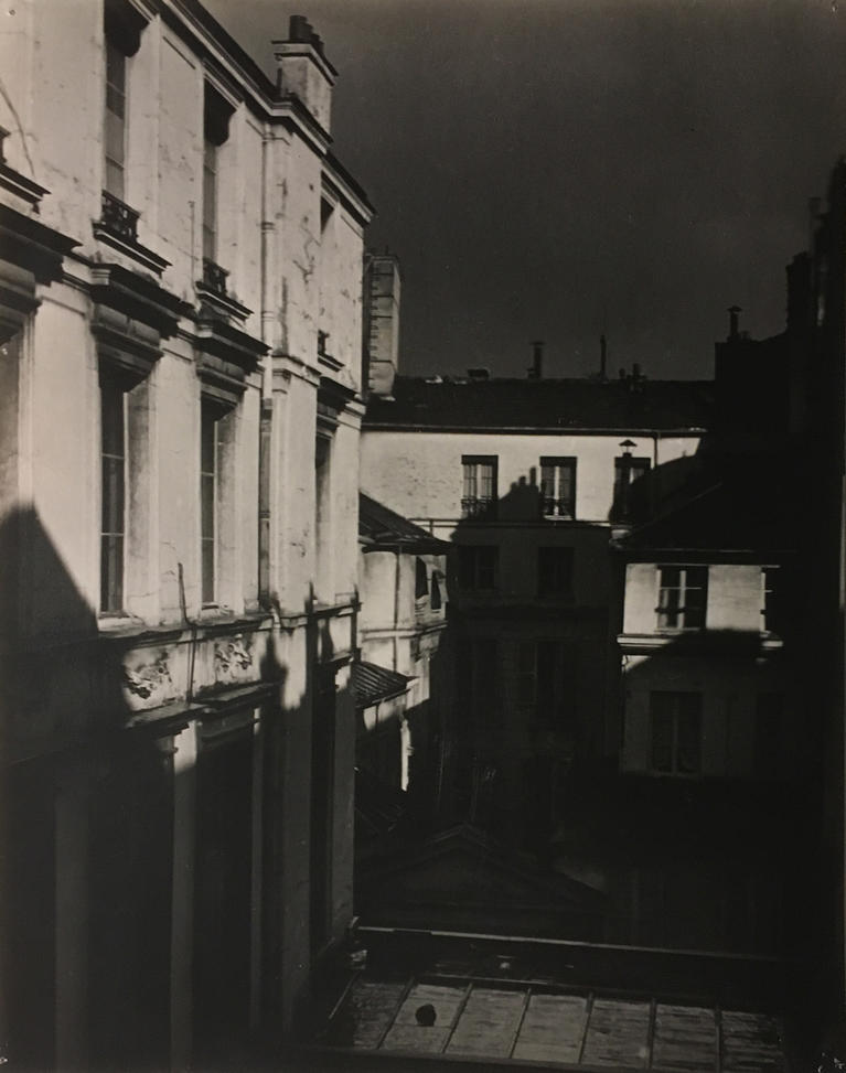  Man Ray, Paris "Rue Séguier", 1930, tirage sur papier aux sels d"argent, original de l'époque ; Prov. : Arts et Métiers Graphiques