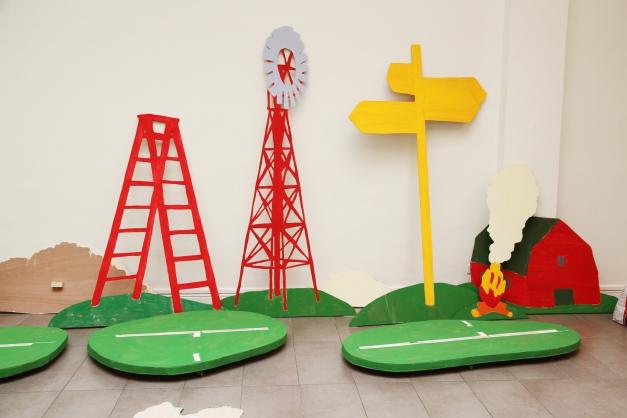 Montage de l'exposition Aire de jeu de Paul Cox, Studio Fotokino, juin 2015.