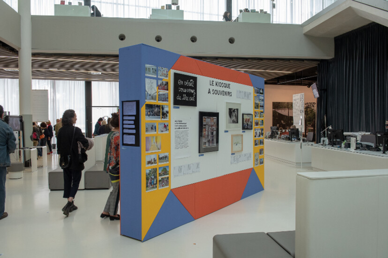 vue d'exposition, Le kiosque à souvenir, oeuvres issues du Fonds municipal d'art contemporain