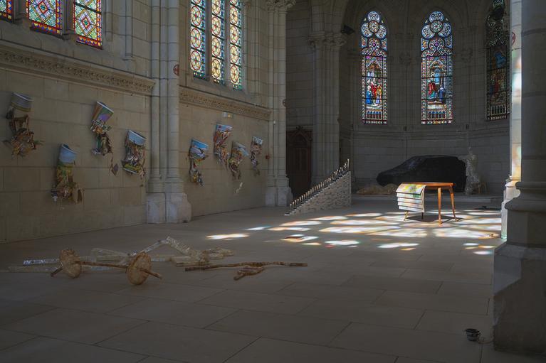 Vue de l'exposition à la chapelle Jeanne d'Arc