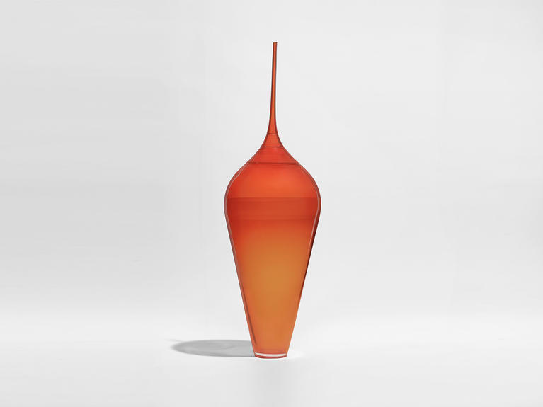 Photographie du vase de Laura Couto Rosado, Vase en puissance, Rot Chili, 2015, réalisé au Cirva pendant sa résidence en 2014–2015.