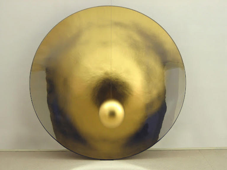 Sculpture en acier inoxydable poli miroir, Pendule doré superposé sur une demi sphère dorée de 190 cm de diamètre