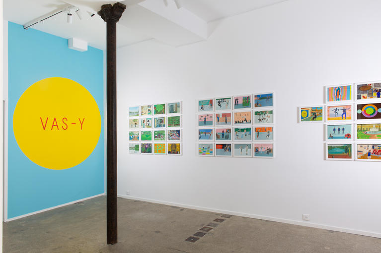 Vue d'exposition à la Galerie Claire Gastaud Paris, sur la gauche l'oeuvre "Vas Y" sur la totalité du mur, rond jaune avec inscription rouge "vas-y" sur fond bleu ciel. A droite une sélection de petit formats en gouache