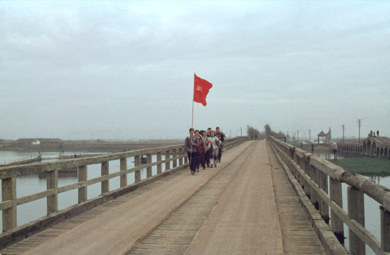 Solange Brand, « Longue marche » de gardes rouges traversant le grand Canal près de Suzhou