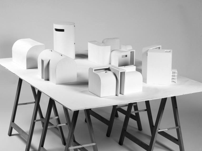 ensemble de six maquettes, bois, carton et peinture blanche / fonds National d’Art Contemporain © Marc Domage
