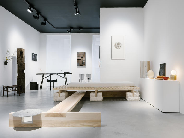Jeu sur la fonction initiale de l'espace occupé par la galerie, l'exposition évoque l'agencement d'un appartement où le mobilier côtoie oeuvres et objets d'art et de design