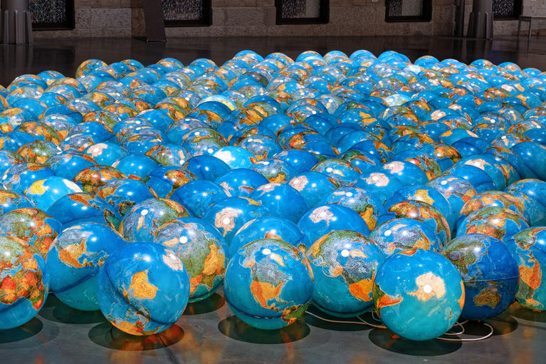 Globes terrestres illuminés de l'intérieur, posés au sol