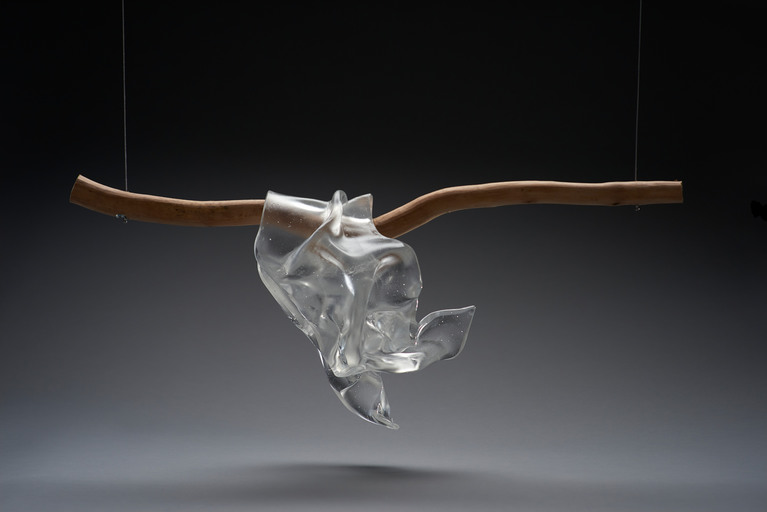 Juliette Leperlier - Concordance des temps II (2022) - pâte de verre - 33 x 80 x 17 cm