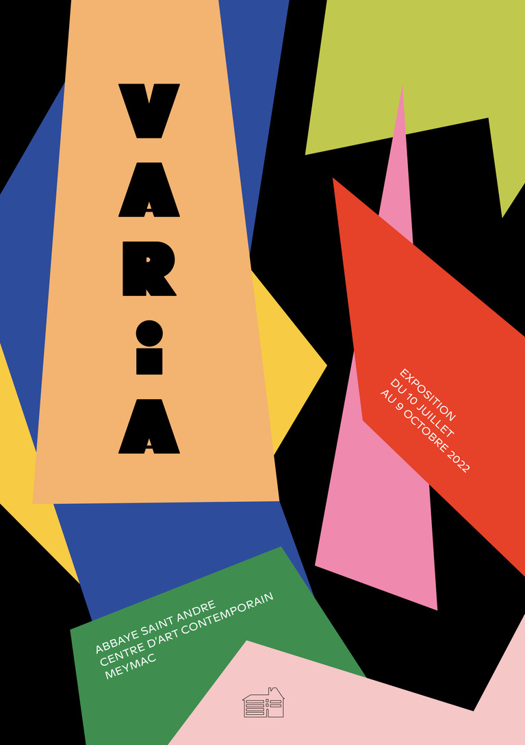 Une variation de formes géométriques de différentes couleurs avec le titre VARIA écrit à la verticale, ainsi que les dates de l'exposition et le lieu.