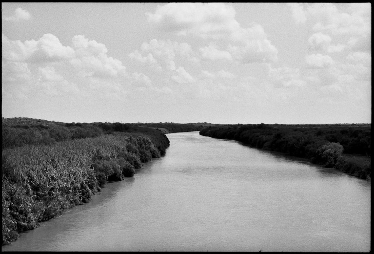Photographie en noir et blanc : vue du fleuve Rio Grande