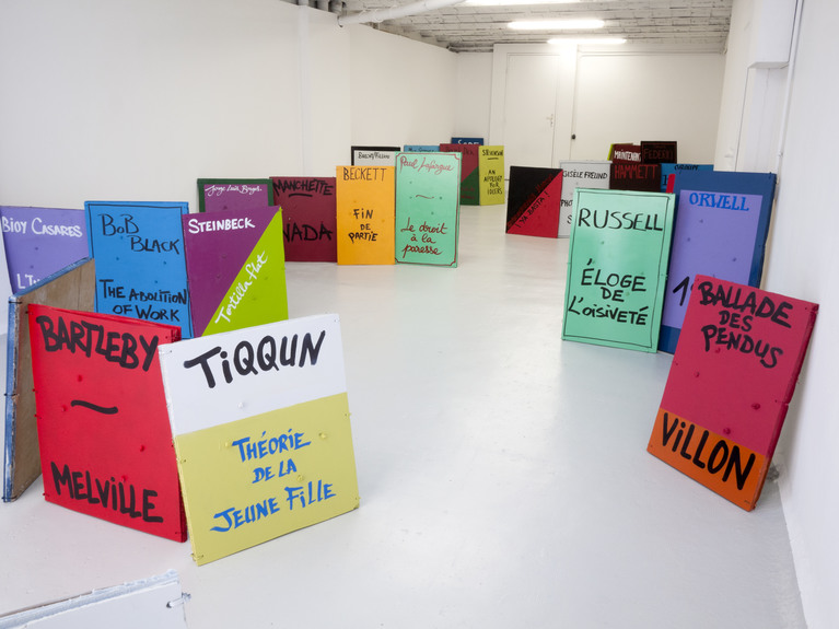 Jean-Baptiste Ganne, Book Bloc, Détail de l’installation, Galerie Territoires Partagés, Marseille, 2018 (Collection Frac Paca, Marseille).