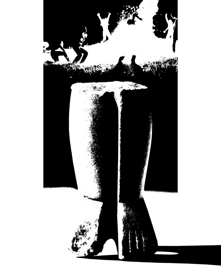 Image en noir et blanc d'une idole cycladique et une oeuvre de l'artiste  Korakrit Arunanondchai