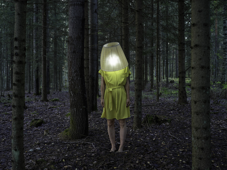 Artiste avec une lampe sur la tête, robe jaune, le paysage : une forêt