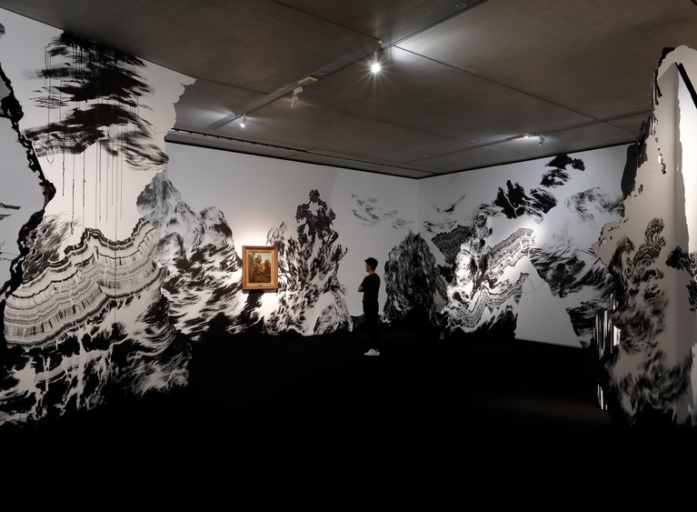 Abdelkader Benchamma, vue de l’installation Body of Ghosts au Pola Museum of Art, Hakone (Japon) en 2019 © Keizo Kioku