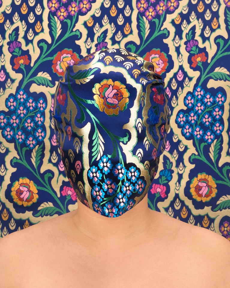 Portrait recouvert de motifs colorés produits en réalité augmentée