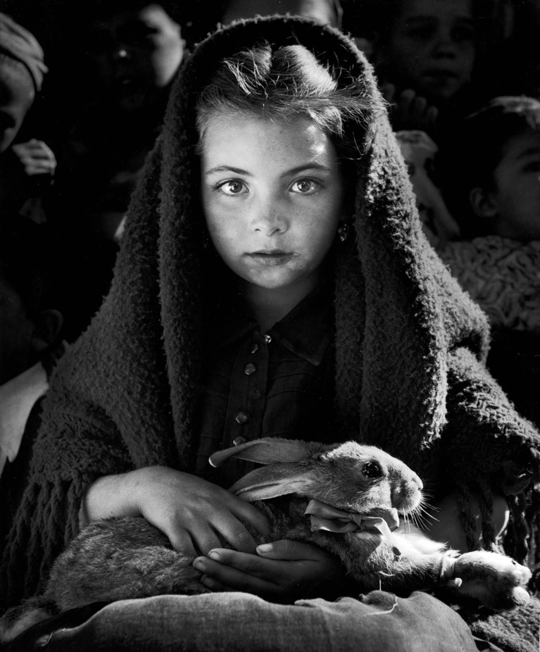 Jean Dieuzaide - La petite fille au lapin, 1954