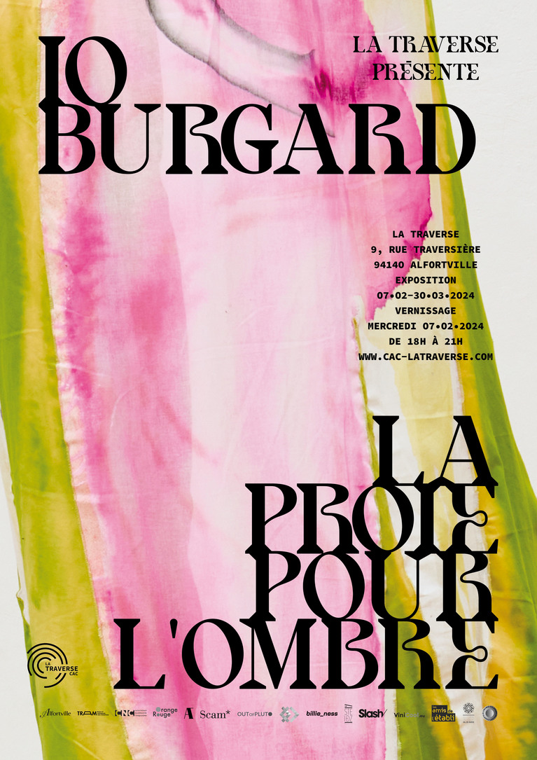une affiche avec un fond vert et rose sur laquelle est indiqué le prénom et nom de l'artiste : Io Burgard, ainsi que le titre de l'exposition "La proie pour l'ombre", les horaires d'ouvertures et les logos partenaires