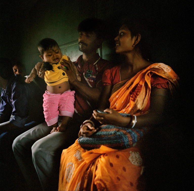Patrick Faigenbaum ; Une famille dans le train entre Kolkata et Bandel, 2014 ; Tirage jet d’encre pigmentaire, 62,5 x 62,5 x 3,5 cm