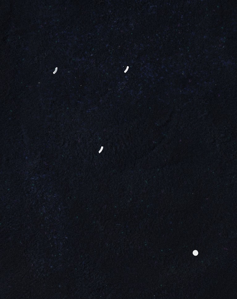Superposition des œuvres : Marco Emmanuele, 𝘐𝘚𝘖#144, 2023, (détail), poudre de verre, colle de peau de lapin et sable sur toile, 50 x 40 cm + Giulia Marchi, 𝘛𝘦𝘮𝘱𝘰 𝘥𝘦𝘭𝘭𝘢 𝘭𝘦𝘵𝘵𝘶𝘳𝘢, 2023, (détail), négatifs sur papier polyéthylène, 25 x 20 cm
