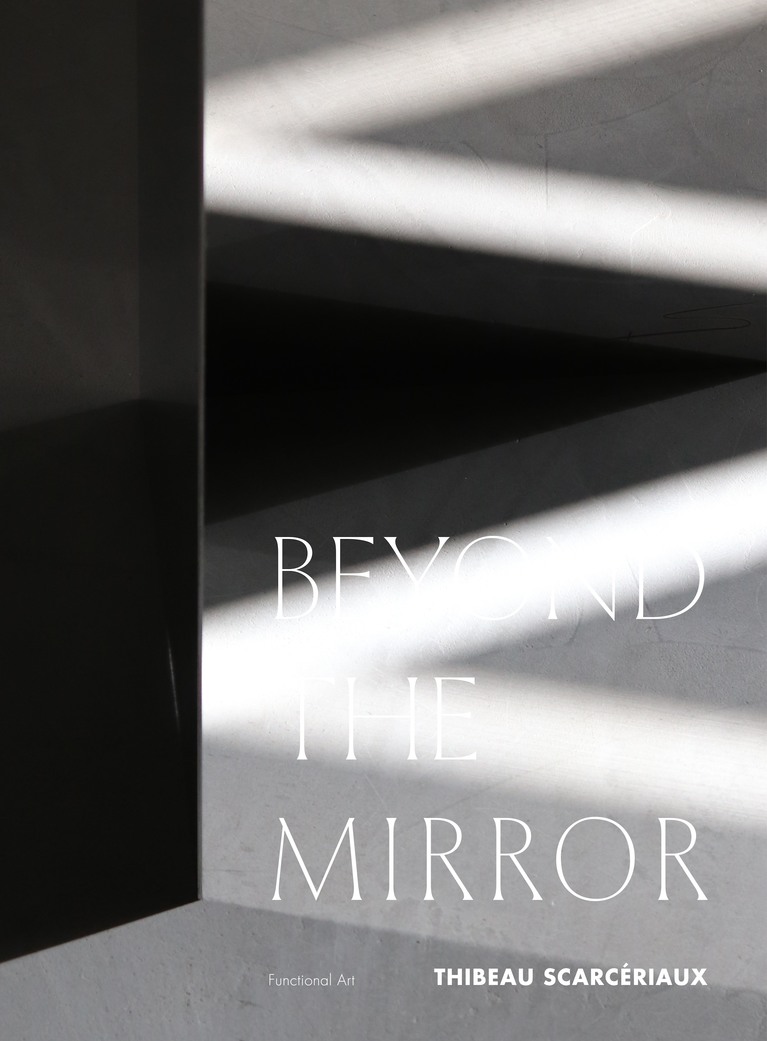 l'image présente un miroir transpercé par un rayon de lumière