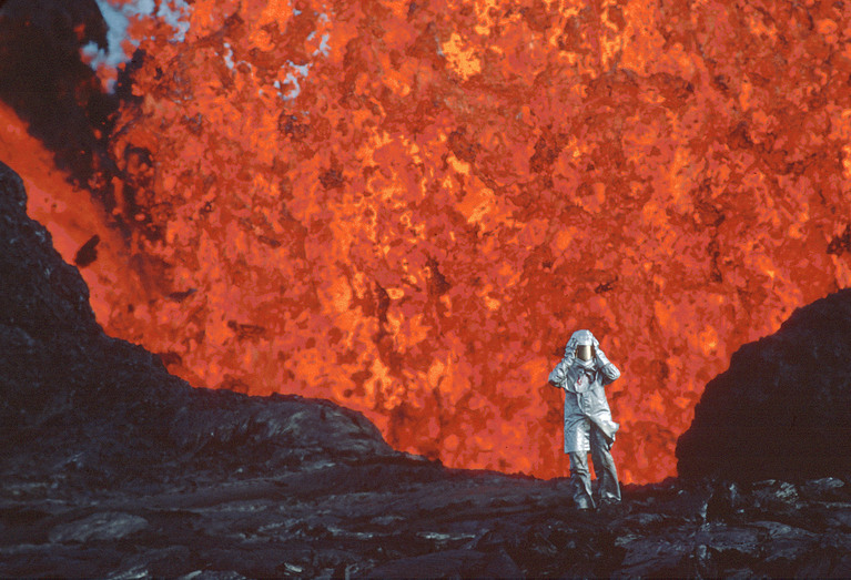 Katia Krafft, vêtue d'une combinaison aluminisée, se tient près d'une éruption de lave au volcan Krafla, en Islande © Image'Est