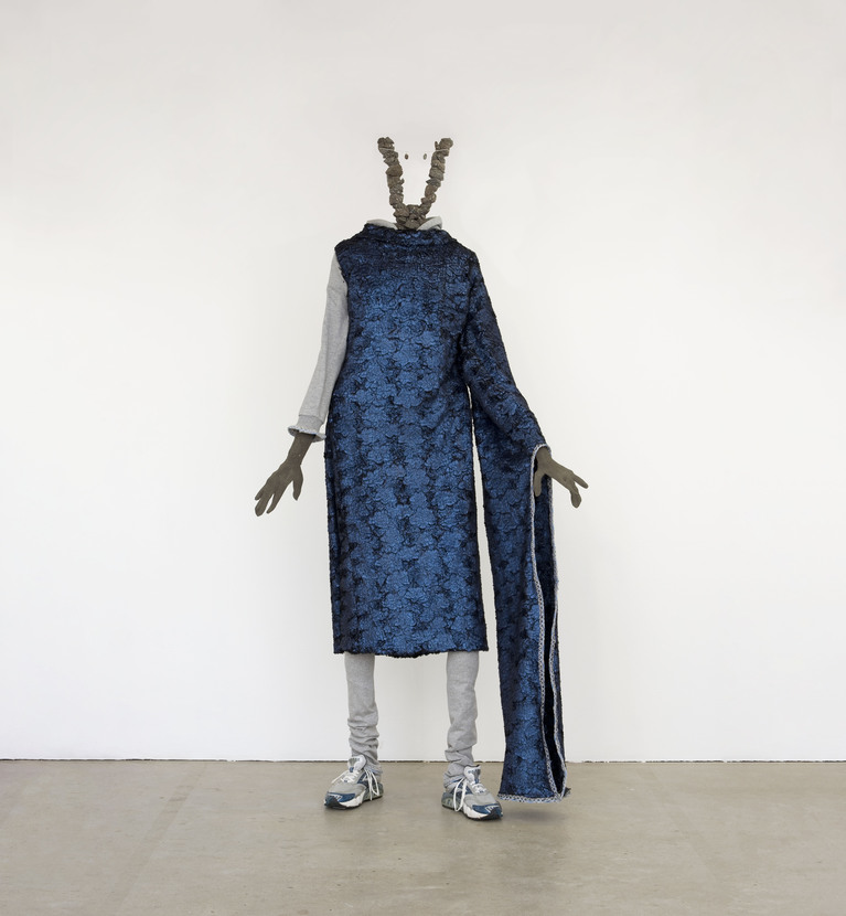 sculpture de Rasmus Myrup. Personnage humanoïde fait de matériaux récupérés et d'accessoires de mode