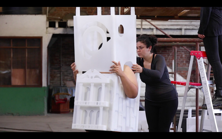 Image tirée de la vidéo de la performance de Naufus Ramirez-Figueroa, Incremental architecture, 2015