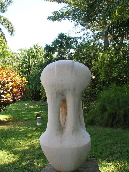La Fileuse, sculpture de Agustín Cardenás