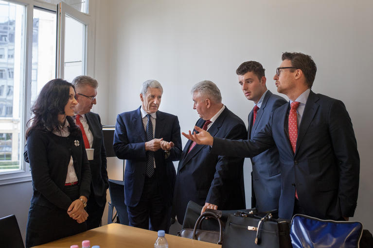 Romain Champalaune, Une équipe d’avocats s’affaire dans un arbitrage contre la Roumanie, Paris, France, 2015 