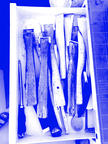 Collection de différentes eskiches (outils pour imprimer) rangées dans un tiroir