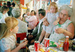 Plusieurs grands-mères avec leurs petits enfants dans un restaurant aux couleurs prononcées