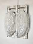 Sculpture en bois et textiles représentant des poumons